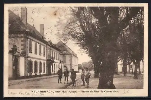 AK Neuf-Brisach, Bureau de Place du Commandant, cinq soldats