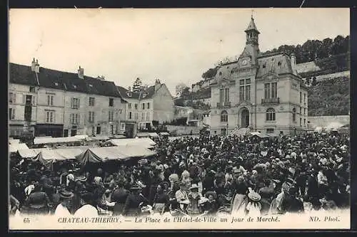 AK Chateau-Thierry, La Place de l`Hôtel-de-Ville un jour de Marché