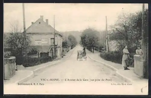 AK Vic-s.-Aisne, L`Avenue de la Gare, vue prise du Pont