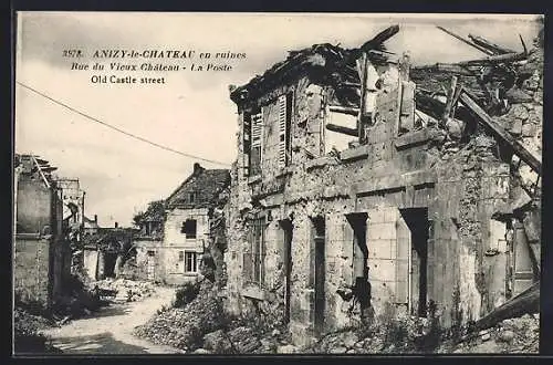 AK Anizy-le-Chateau, Rue du Vieux Château et la Poste en ruines