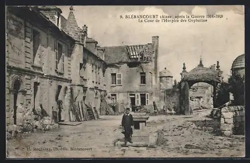 AK Blérancourt /Aisne, La Cour de l`Hospice des Orphelins après la Guerre 1914-1918