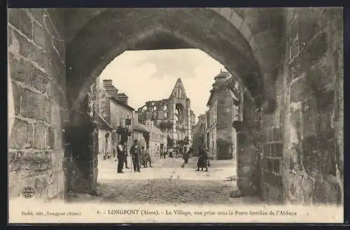 AK Longpont, Le Village, vue prise sous la Porte fortifiée de l`Abbaye