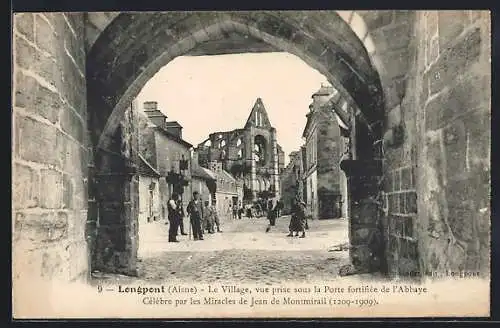 AK Longpont, Le Village, vue prise sous la Porte fortifiee de l`Abbaye