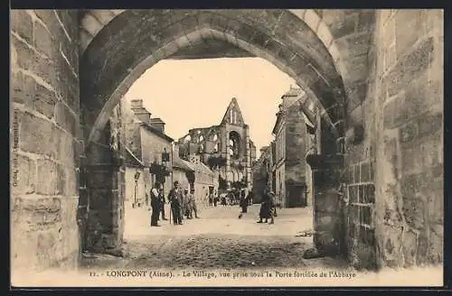 AK Longpont /Aisne, Le Village, vue prise sous la Porte fortifée de l`Abbaye