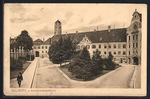 AK Augsburg, K. Regierungsgebäude mit Strassenpartie