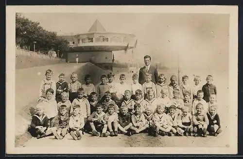 Foto-AK Köln, Schulklasse mit Lehrer am Café Bastei