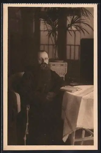 AK München-Nymphenburg, Krankenhaus vom Dritten Orden, H. H. P. Hyacinth Eiba O. M. Cap. Curat u. Religionslehrer