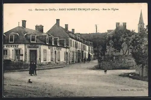 AK Saint-Bonnet-Troncais /Allier, Rue de l`Église, Strassenpartie