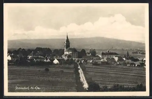 AK Stronsdorf /N.-Oe., Teilansicht mit Kirche und Feldweg