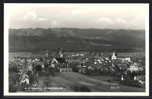 AK Gleisdorf /Steiermark, Gesamtansicht gegen den Bergzug