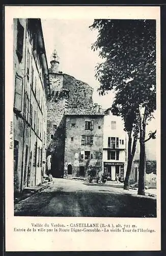 AK Castellane /B.-A., Vallée du Verdon, entrée de la ville par la Route Digne-Grenoble, vieille Tour d`Horloge