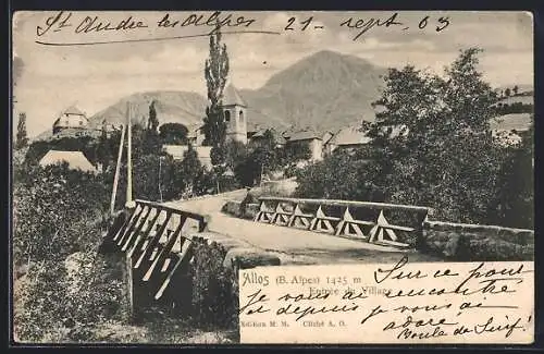 AK Allos, Entrée du Village, Brücke mit Blick in den Ort, in der Ferne Berge