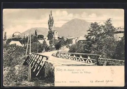 AK Allos, Entrée du Village, Brücke mit Blick in den Ort, in der Ferne Berge