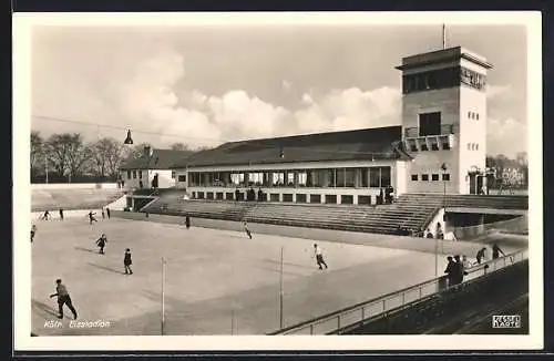 AK Köln-Neustadt, Besucher im Eisstadion Lentpark