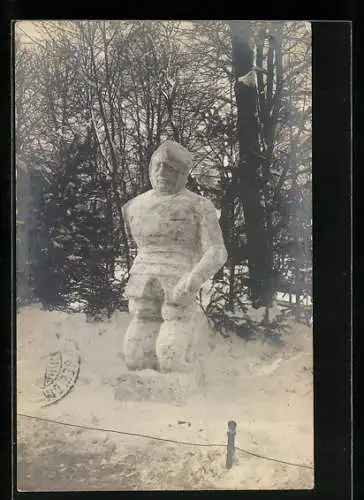 AK Ein Ritter auf Knien im Wald, Schneeplastik