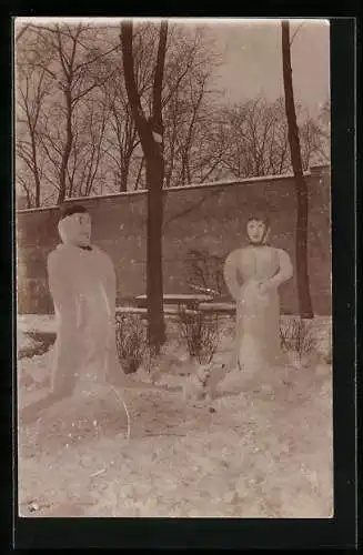 AK Schneemann und Schneefrau vor einer Mauer, Schneeplastik