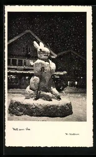 AK Zell am See, Ein Hase aus Schnee mit echten Skiern und Stöcken, Schneeplastik