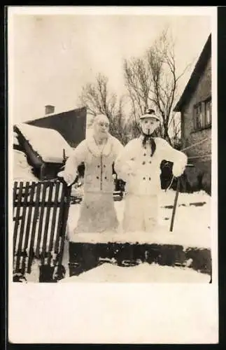 AK Schneemann und Schneefrau Arm in Arm, Schneeplastik