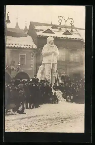 Foto-AK Riesiger Skifahrer aus Eis und Schnee, Menschengruppe, Eisplastik