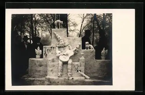 Foto-AK Ein Gitarre spielender Clown, Hund und Katze, Eisplastik