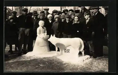 Foto-AK Eine Frau und ein Wolf aus Eis und Schnee, Kindergruppe, Eisplastik