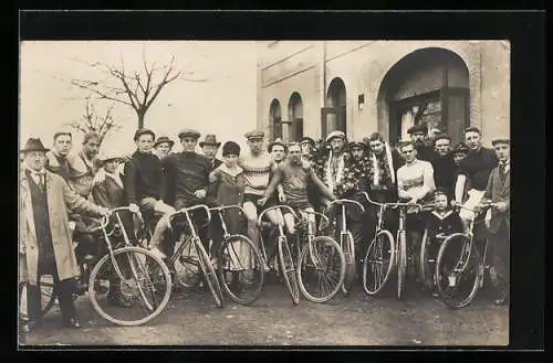 Foto-AK Radrennfahrer mit Siegerkränzen