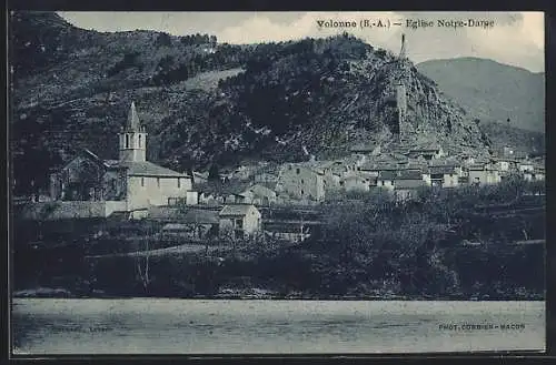 AK Volonne, B.-A., Eglise Notre-Dame, Dorfansicht mit Kirche und Hügel im Hintergrund