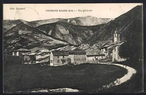 AK Thorame Basse, B.A., Vue générale, Gesamtansicht des Dorfes mit Bergen im Hintergrund