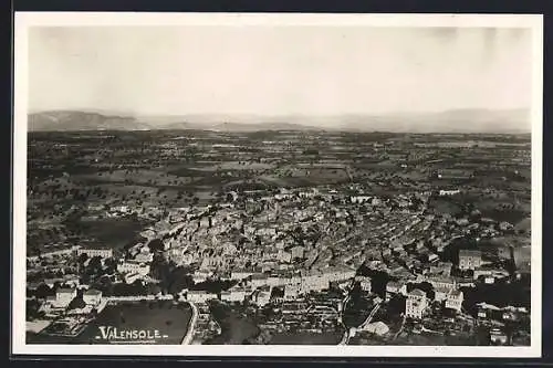 AK Valensole, Vue aérienne de la ville und umliegende Landschaft