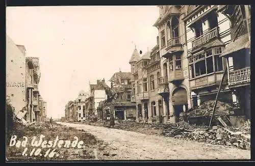 Foto-AK Westende, Strasse in der zerstörten Ortschaft