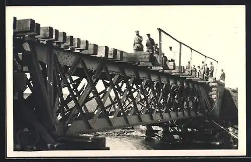 Foto-AK Nikolsk, Soldaten auf einer Eisenbahnbrücke