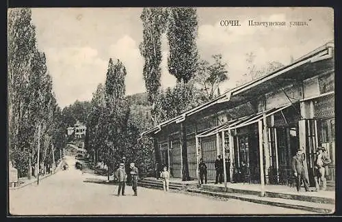 AK Sotschi, Platanenstrasse mit Passanten und Gebäuden