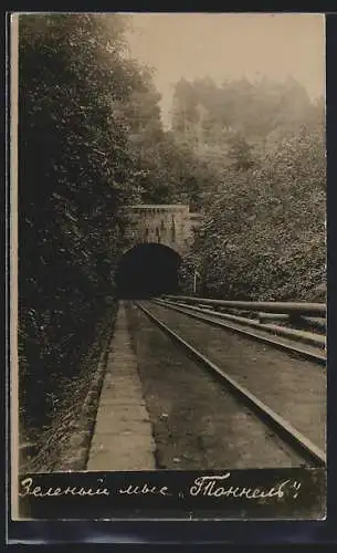 Foto-AK Russland, Tunnel und Eisenbahngleise von einem bewaldeten Hügel aus gesehen