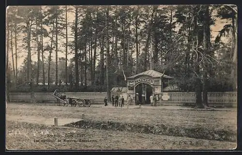 AK Moskau, Kuskowo, Eingangstor zum Park mit Kutsche und Personen