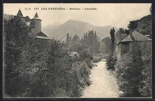 AK Bedous, Cascade, Fluss mit Gebäuden im Hintergrund