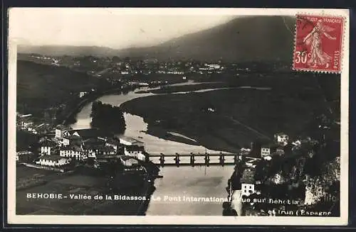 AK Behobie, Vallée de la Bidassoa. Le Pont International, vue sur Behobie