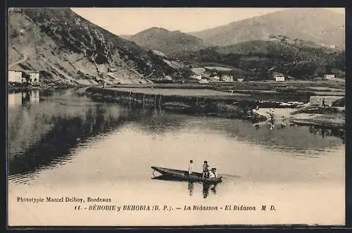 AK Béhobie, B. P., La Bidassoa, El Bidassoa, Menschen auf einem Boot im Fluss vor Berglandschaft