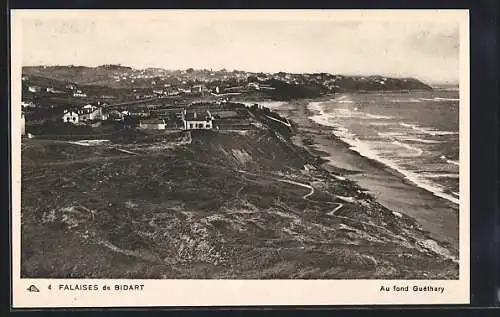 AK Falaises de Bidart, Au fond Guéthary