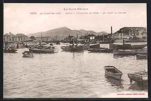 AK St Jean de Luz, Bateaux pêcheurs au port, au fond La Rhune