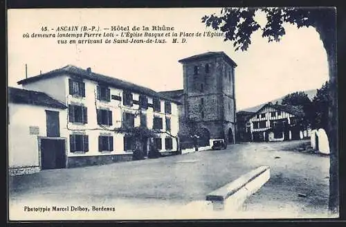 AK Ascain, Hôtel de la Rhûne, L`Église Basque et la Place de l`Église vus en arrivant de Saint-Jean-de-Luz