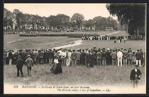 AK Bayonne, Le Camp de Saint-Léon, un jour de revue