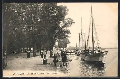 AK Bayonne, Les Allées Marines, Boote am Ufer und Spaziergänger