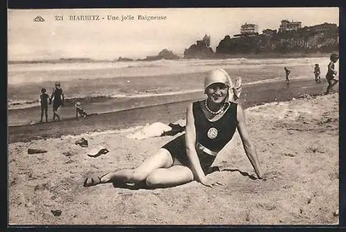 AK Biarritz, Une jolie Baigneuse am Strand mit Badeanzug und Kopftuch