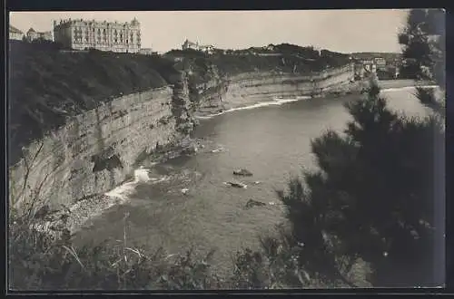 AK Biarritz, Blick auf die Klippen und die Küstenlinie mit Gebäuden im Hintergrund