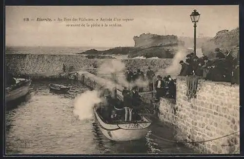 AK Biarritz, Au Port des Pêcheurs, Arrivée d`un vapeur revenant de la pêche à la sardine