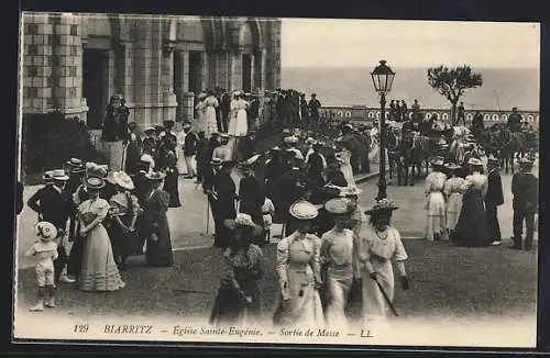 AK Biarritz, Église Sainte-Eugénie, Sortie de Messe