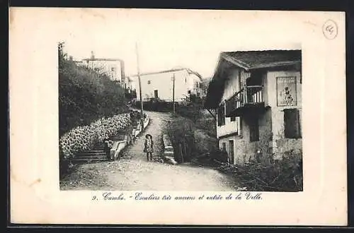 AK Cambo, Escaliers tres anciens et entrée de la Villa