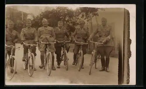 Foto-AK Italienische Soldaten in Uniform mit Fahrrädern