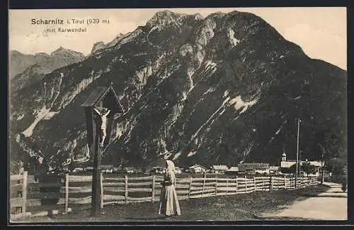 AK Scharnitz i. Tirol, Wegkreuz mit Blick auf die Ortschaft und den Karwendel