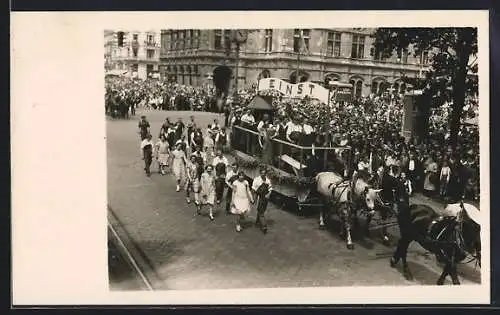 AK Wien, Gewerbefestzug 1929, Wagen der Schmiede von Pferden gezogen